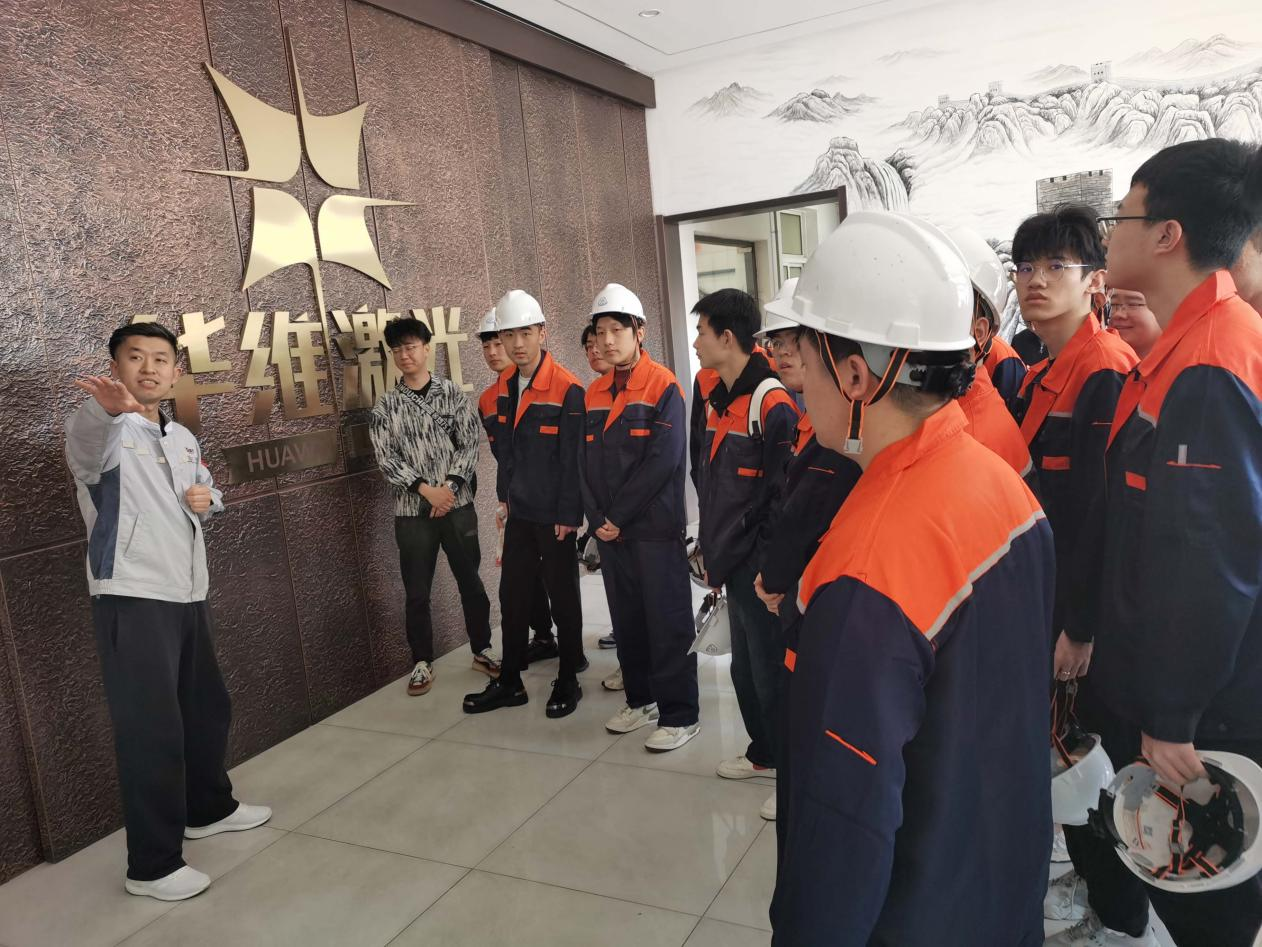 Leraren en studenten van de Shenyang University of Technology bezochten Huawei Laser Equipment Manufacturing Co., Ltd.