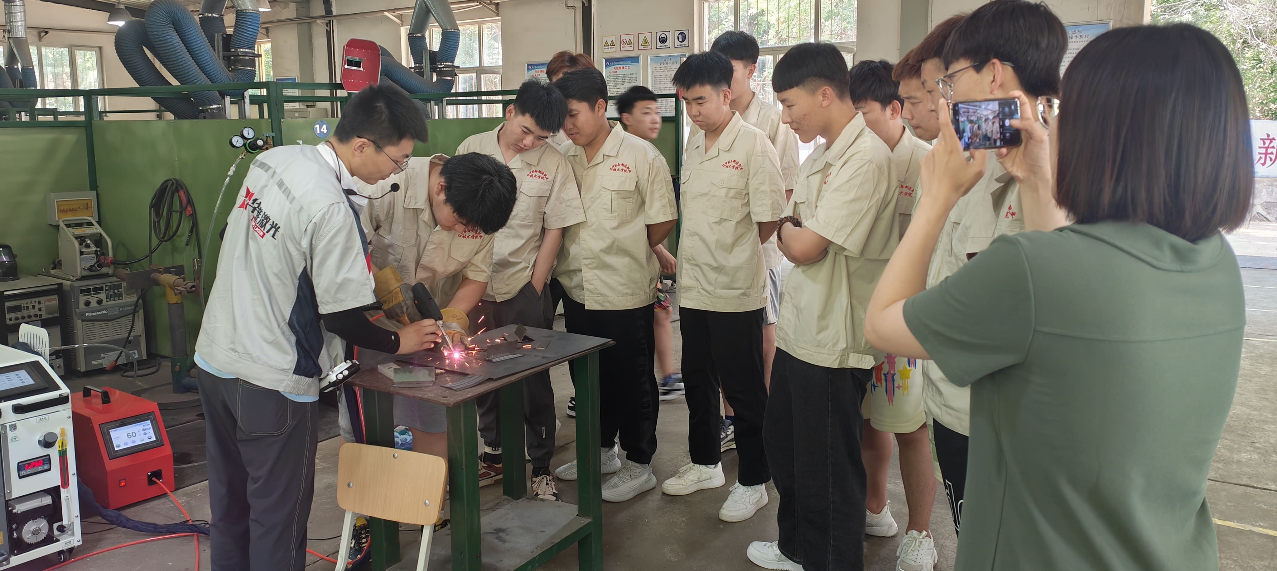 Huawei Laser's 1500W handheld lasser stimuleert vaardigheidstraining bij Liaoning Tech College
